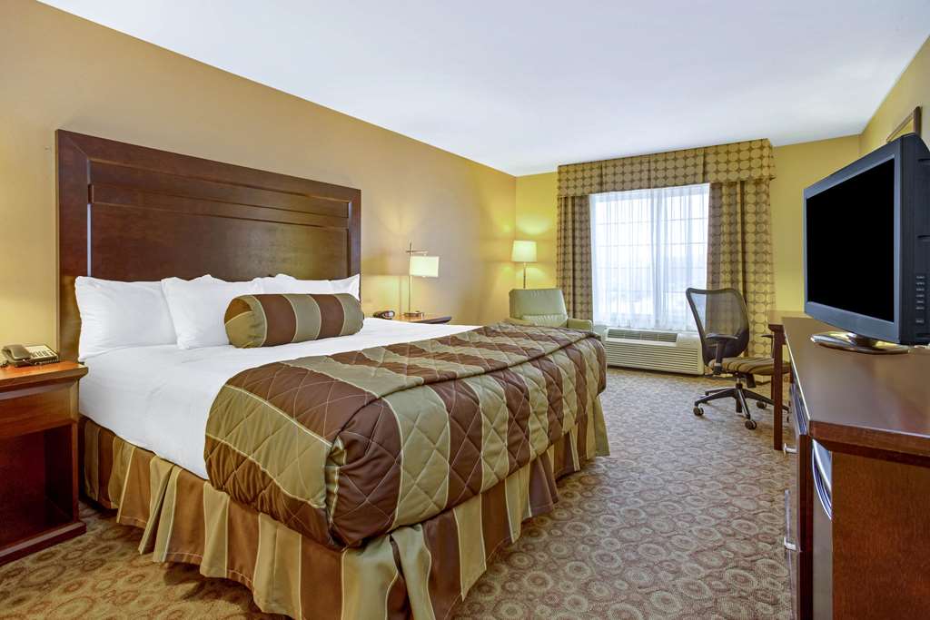 La Quinta Inn & Suites by Wyndham Dickinson - photo 21