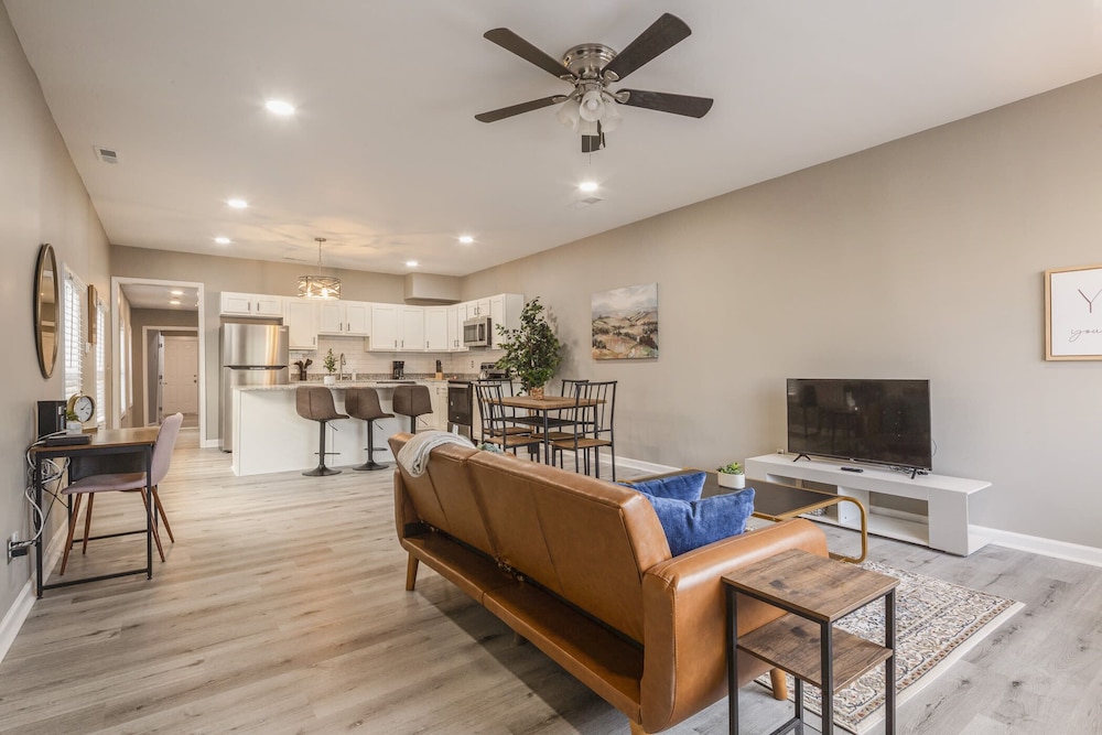 Newly renovated 4BR CozySuites - photo 29