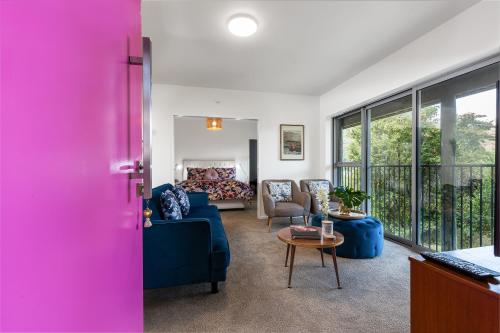 InnThePink Apartment on Lake Edge Queenstown — 4-Star Luxury Hotel in Queenstown, New Zealand