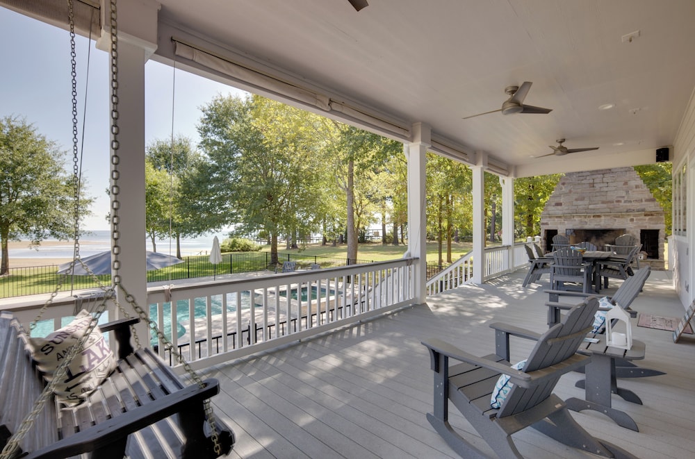 Lake Livingston Paradise: Outdoor Pool w Slide — hotel in Coldspring