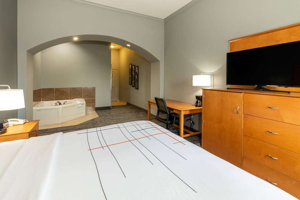 La Quinta Inn & Suites by Wyndham Bridgeport - photo 16