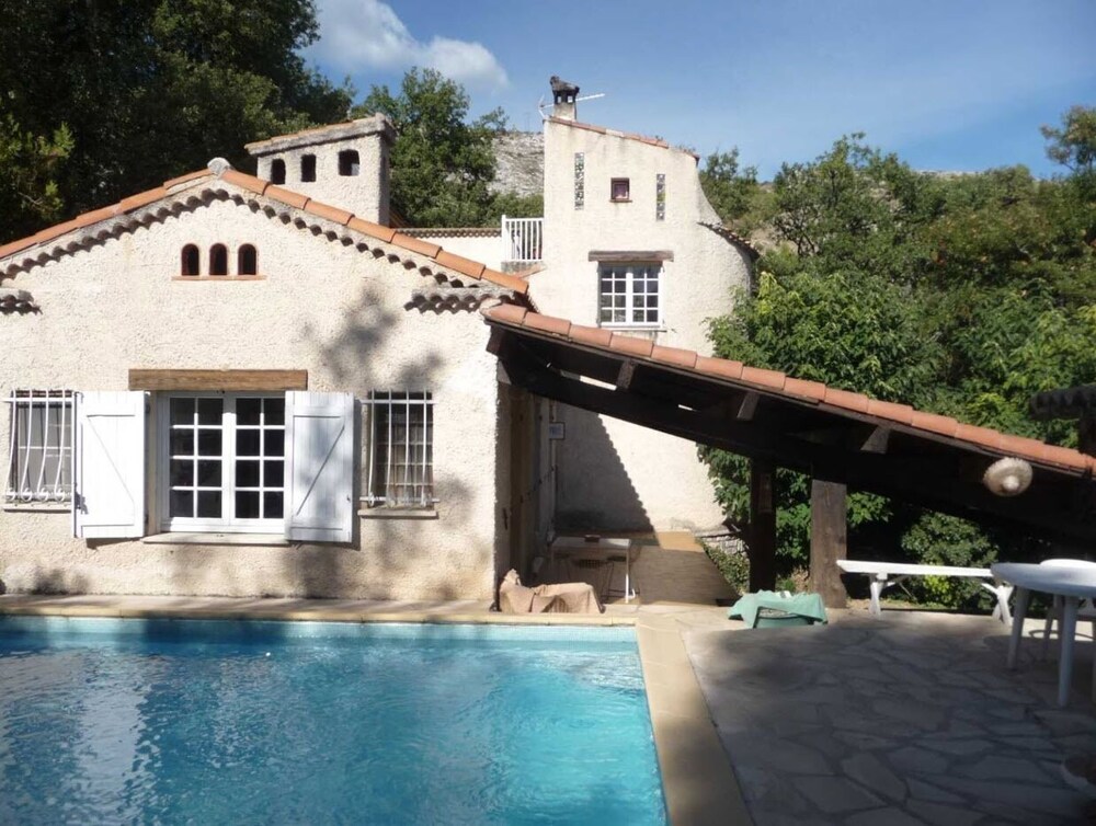 Chambre D'hotes Lou Ribas — 4-Star Luxury Hotel in Puyloubier, France