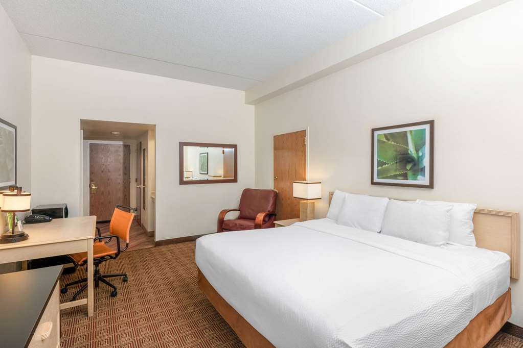 La Quinta Inn & Suites by Wyndham Garden City - photo 35