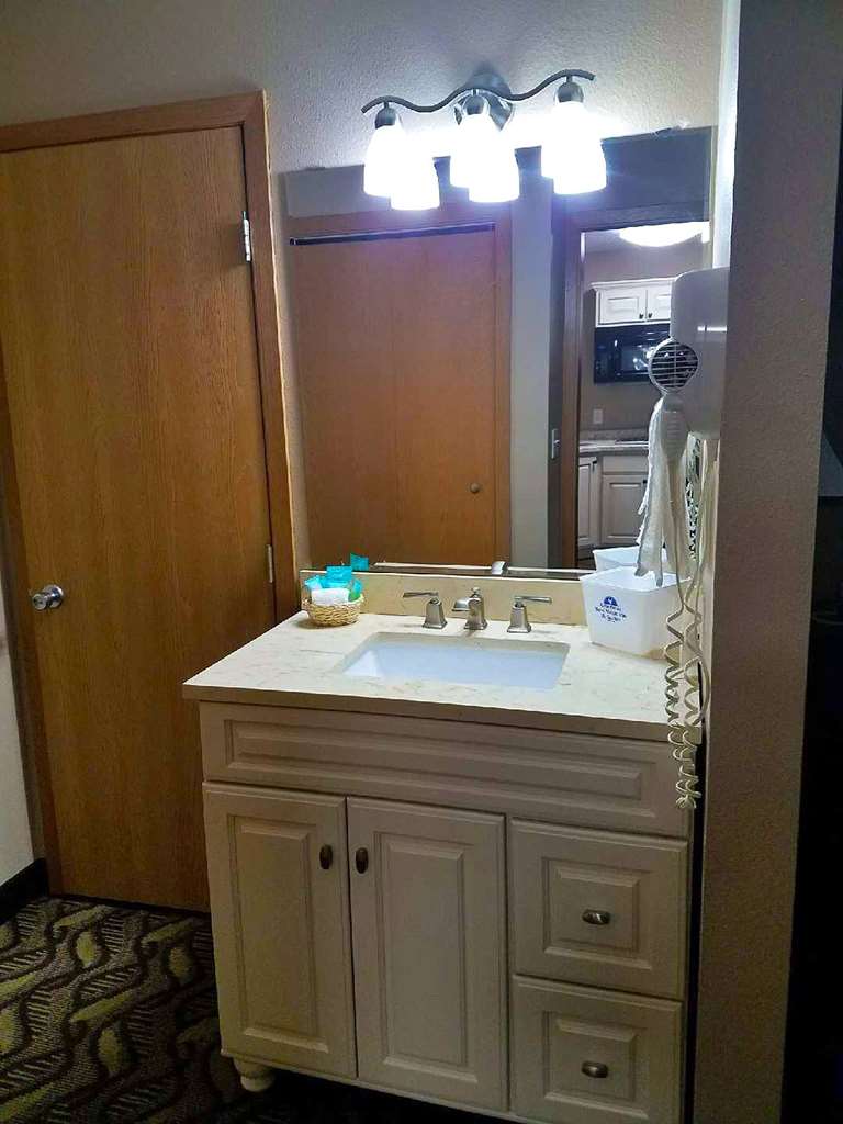 Americas Best Value Inn & Suites Bismarck - photo 11