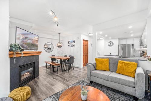 3BR in Lagoons King Bed Private Balcony Village Location Parking in Whistler, Canada