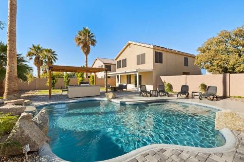 Sun Drenched Terrace: Chic w Grille Firepit Pool in Glendale, United States