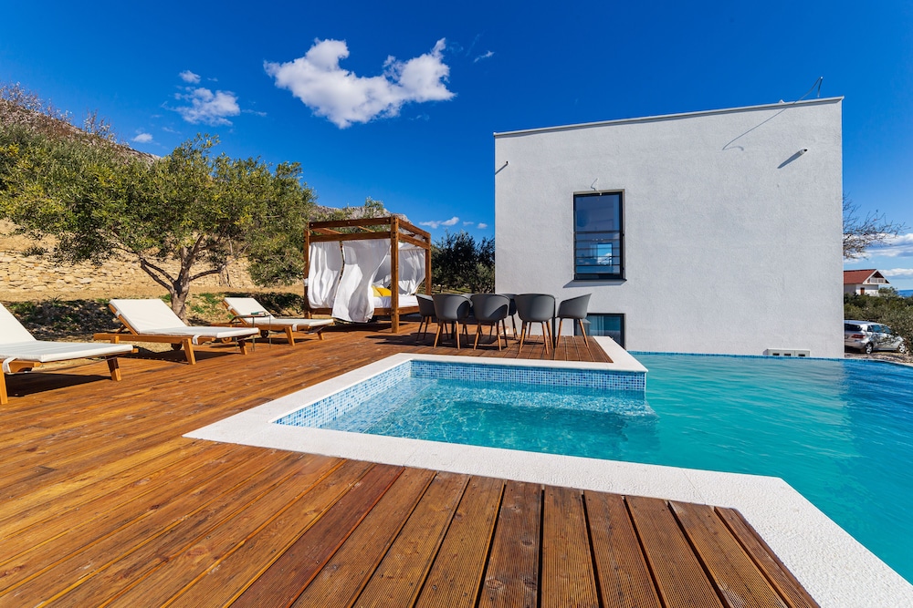 Dalmatian Oasis Luxury Villa — 4-Star Luxury Hotel in Kastel Luksic, Croatia