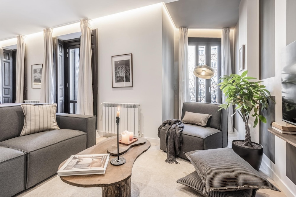 Sevilla 4 Bedrooms in Trafalgar Madrid