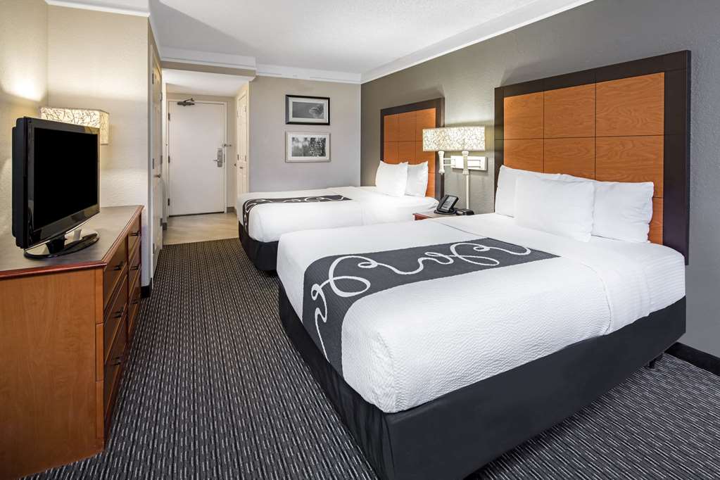 La Quinta Inn & Suites by Wyndham Buena Park - photo 21