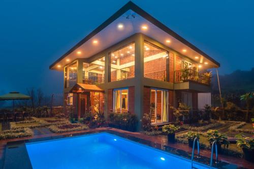 StayVista at Status Villa with Heated Pool — 5-Star Luxury Hotel in Panchgani, India