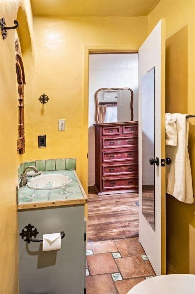 Amor Historic Adobe in the Heart of The Railyard and Downtown Santa Fe Hot Tub - photo 9