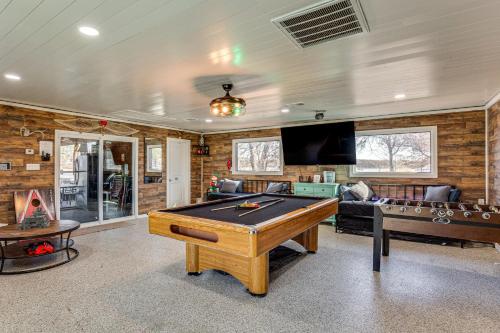 Waterfront Retreat with Dock on Lake Tawakoni — 4-Star Luxury Hotel in Quinlan, United States