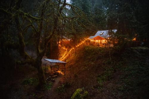 Rusty Bridge River Lodge Hot tub Fireplace Firepit — 4-Star Luxury Hotel in Granite Falls, United States