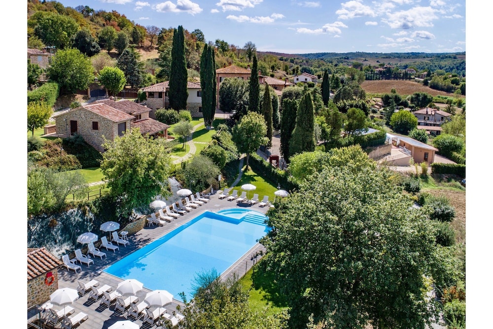 Agriturismo Case Graziani — 4-Star Luxury Hotel in Citta Della Pieve, Italy