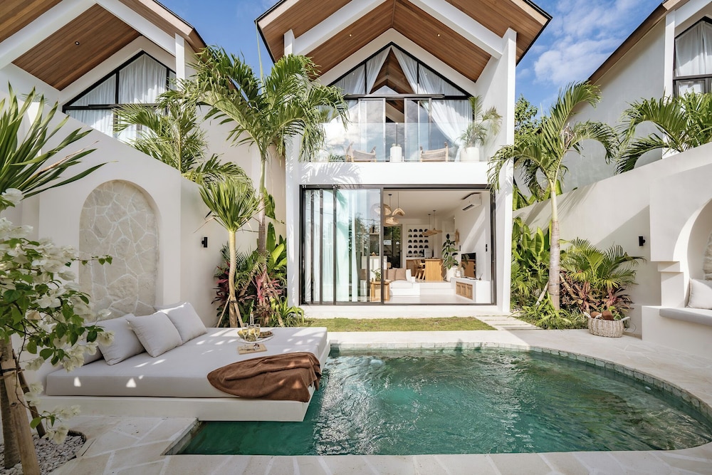 Villa Senja Emas Uluwatu — 4-Star Luxury Hotel in Pecatu, Indonesia