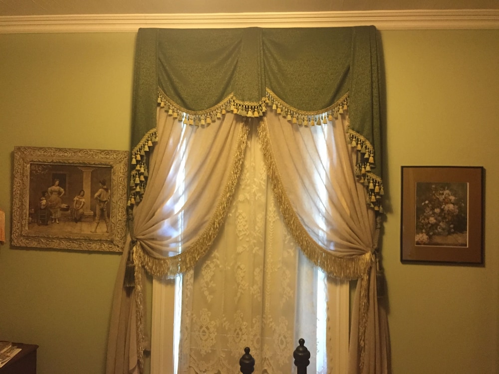 Weaverville Whitmore Inn - photo 9