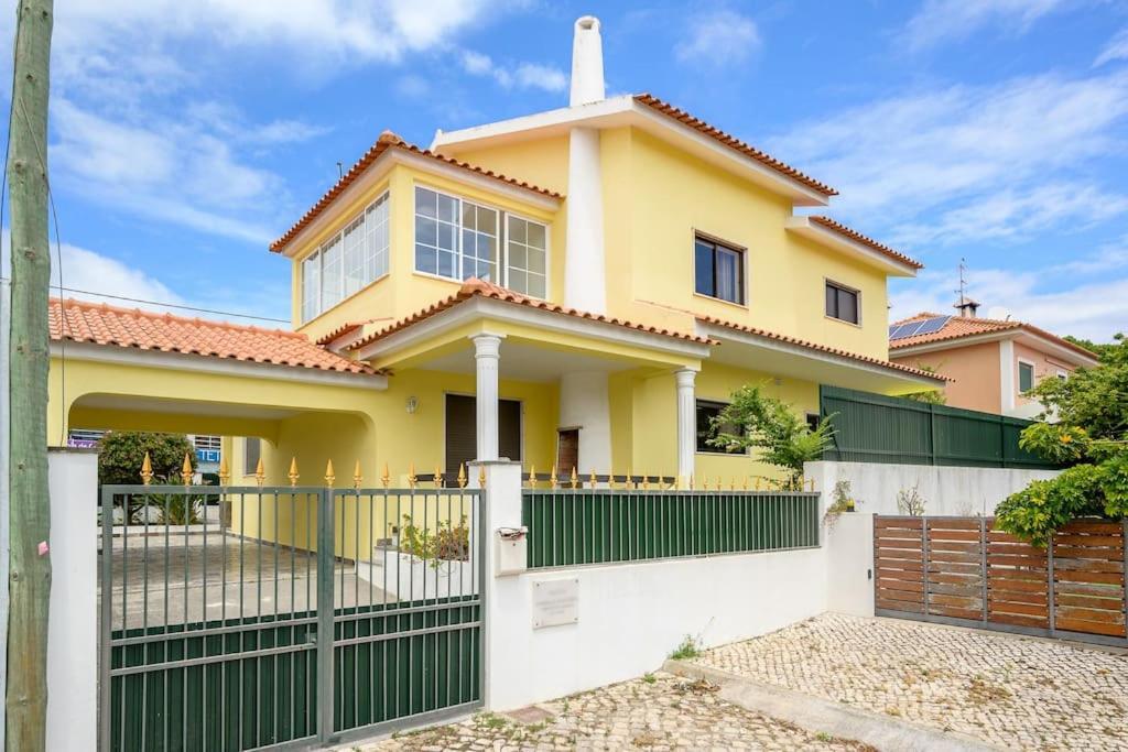 Casa Amarela — 4-Star Luxury Hotel in Charneca, Portugal