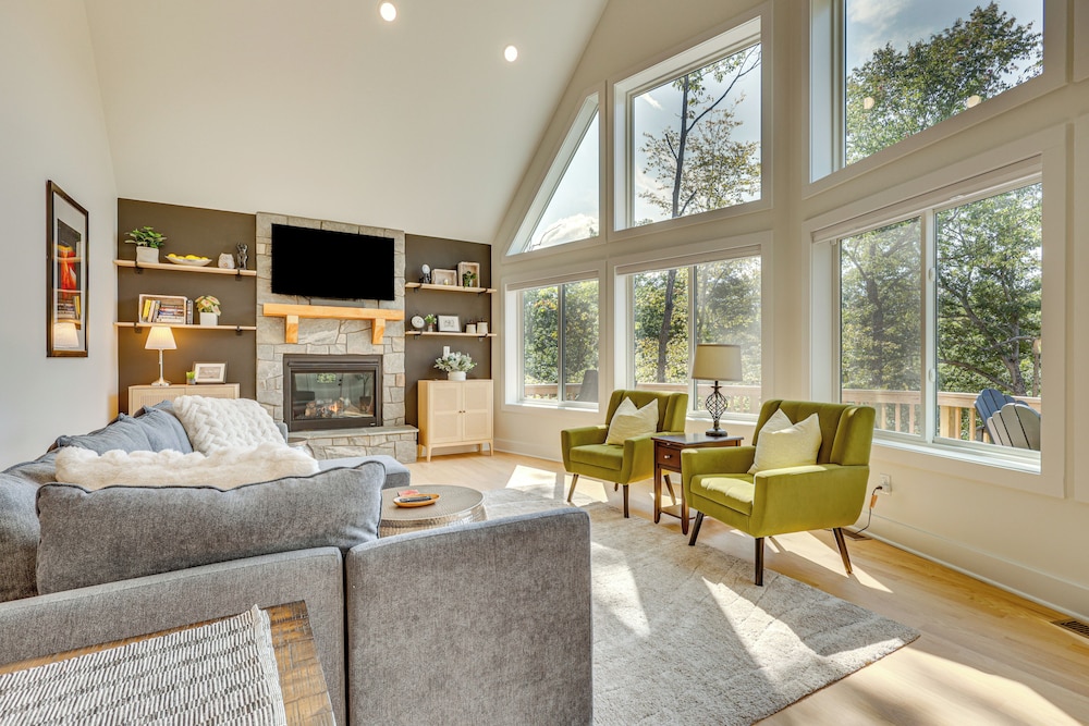 6 Mi to Appalachian Trail: Modern Front Royal Gem in Front Royal, United States