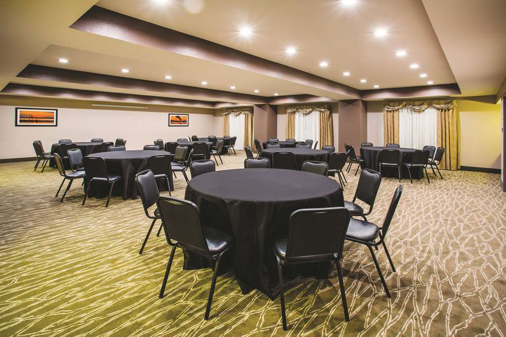 La Quinta Inn & Suites by Wyndham Russellville - photo 23