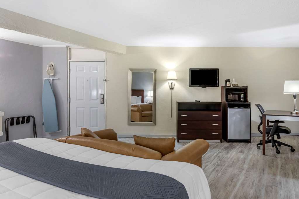 Econo Lodge Conway Central - photo 17