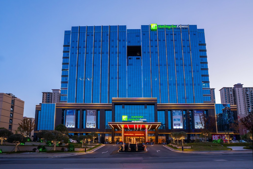 Holiday Inn Express Yueyang Pingjiang by IHG — hotel in Yueyang