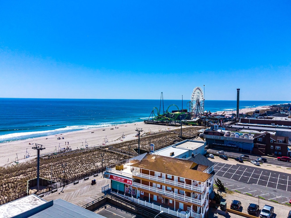 Boardwalk Hotel Charlee & Beach House Rentals - photo 2