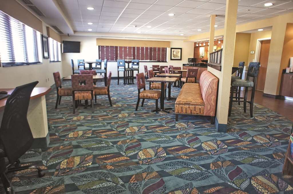 La Quinta Inn & Suites by Wyndham Edmond - photo 31