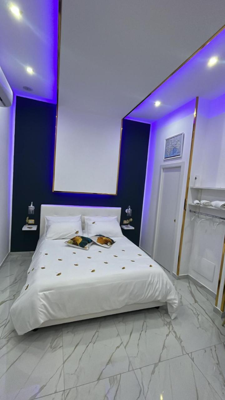 Regina House — 4-Star Luxury Hotel in Naples, Italy