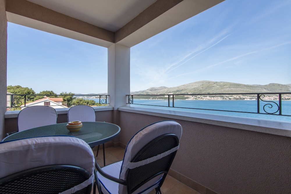 Villa Novak — 4-Star Luxury Hotel in Okrug Gornji, Croatia