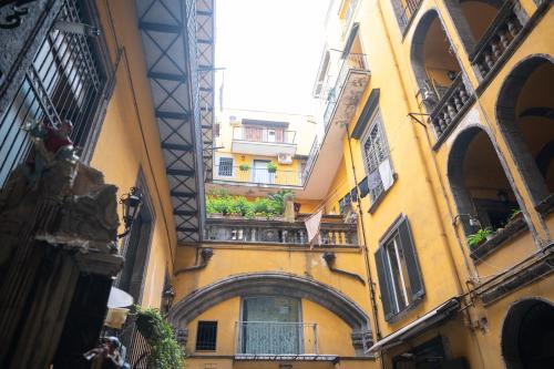 Stay Soft Apartment Napoli Balcone Ascensore E 2 Camere Nel Cuore Del Centro Storico — 4-Star Luxury Hotel in Naples, Italy