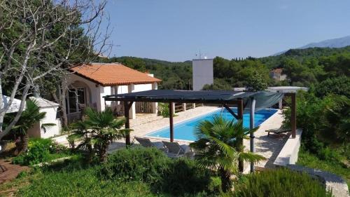 Family friendly house with a swimming pool Selca Brac 23995 — 4-Star Luxury Hotel in Selca, Croatia