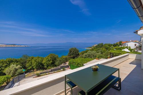 Apartman LAMAR s privatnim bazenom i pogledom na more — 4-Star Luxury Hotel in Omisalj, Croatia