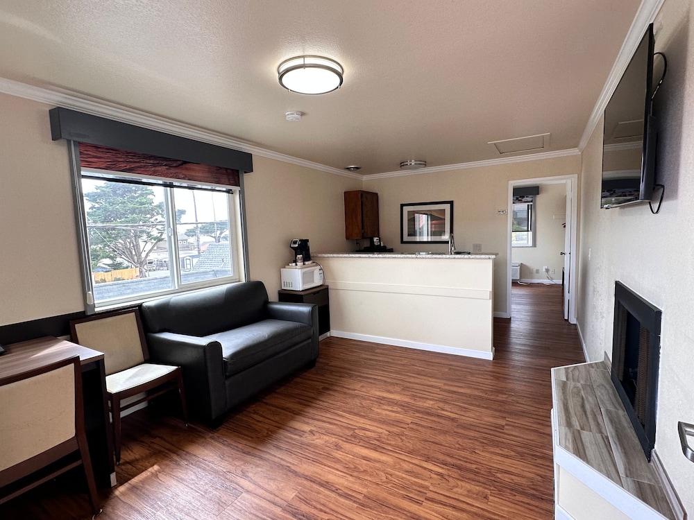 Beachwalker Inn and Suites - photo 10