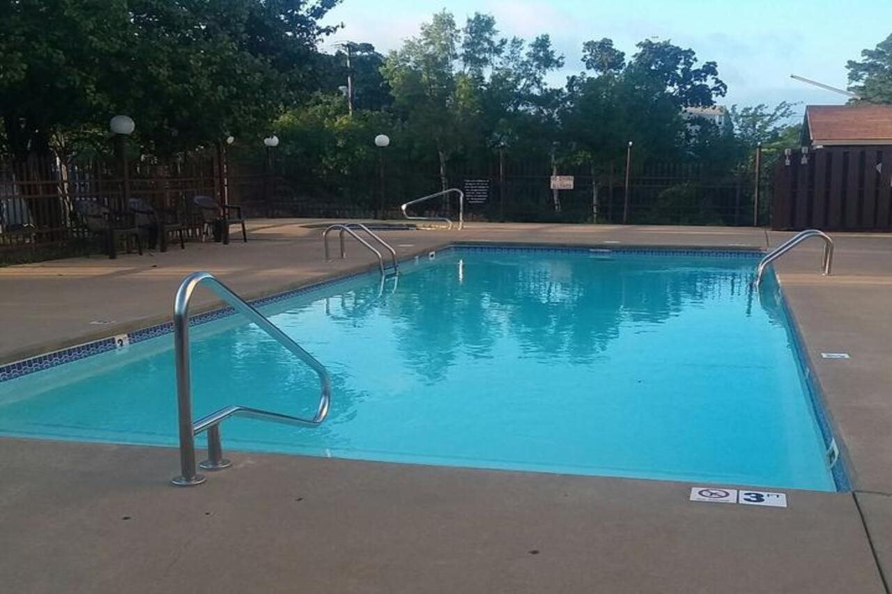 Days Inn by Wyndham Hot Springs - photo 3