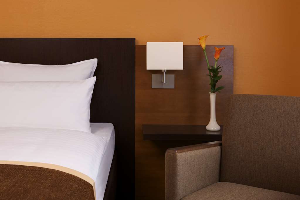 Steigenberger Hotel Dortmund, Germany - Business room with two separate beds