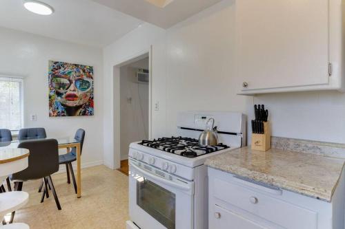 2 Bedroom Mid Wilshire Charmer close to Downtown — 4-Star Luxury Hotel in Los Angeles, United States