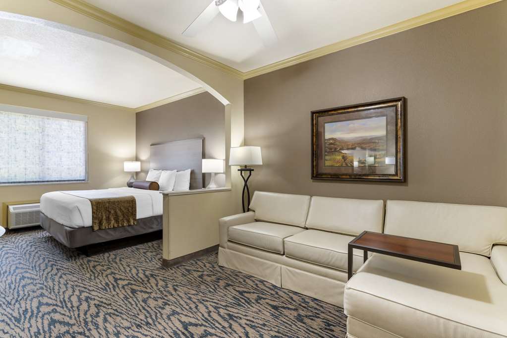 Best Western Plus Crown Colony Inn & Suites - photo 21