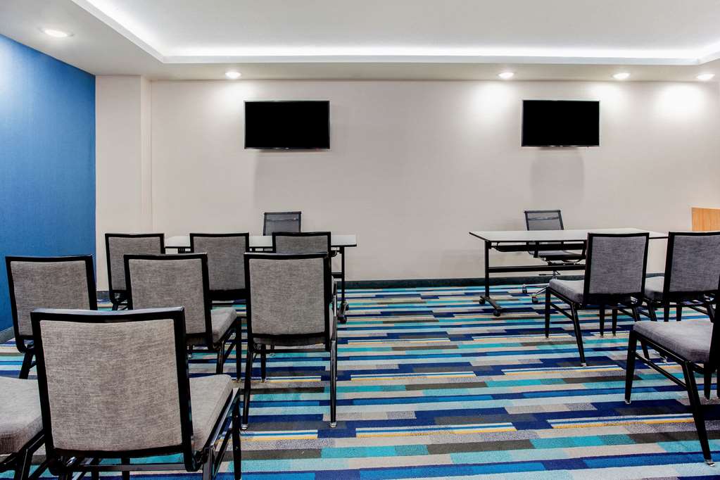 La Quinta Inn & Suites by Wyndham San Antonio Alamo City - photo 25