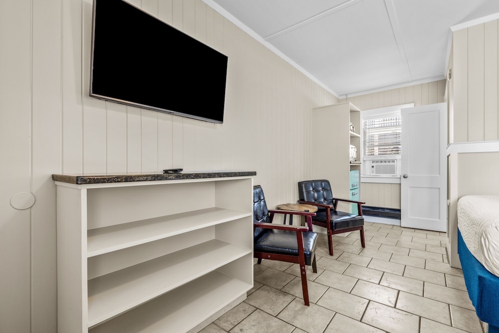 Dolphin Oceanfront Motel - photo 12