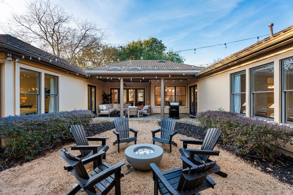 Chic & Secluded 4 BDR in Desirable Tarrytown — 4-Star Luxury Hotel in Austin, United States