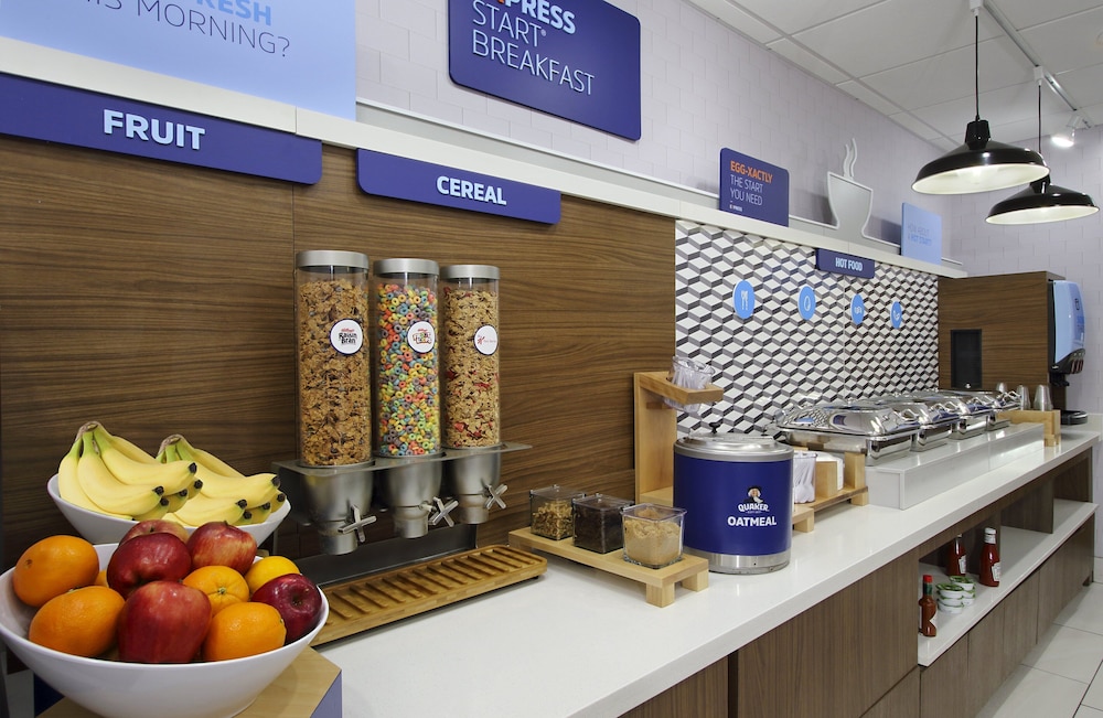 Holiday Inn Express & Suites Columbus North by IHG - photo 33