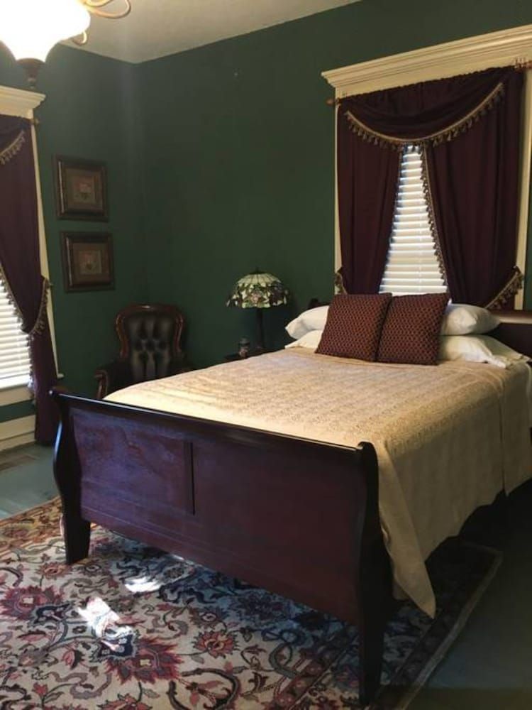 Commodore Bed and Breakfast - photo 6