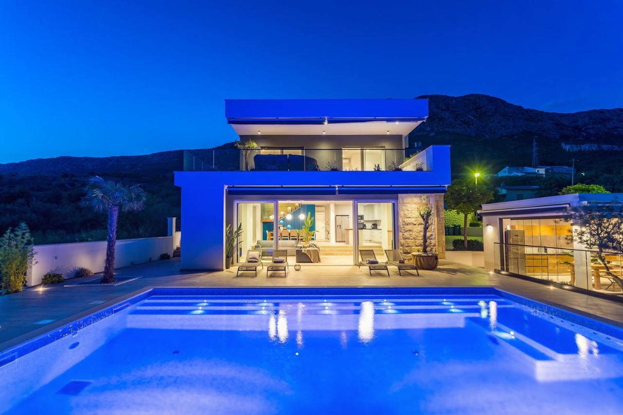 Luxurius Villa Aria with Heated 45sqm Pool Jacuzzi And Seaview — 4-Star Luxury Hotel in Kastel Gomilica, Croatia