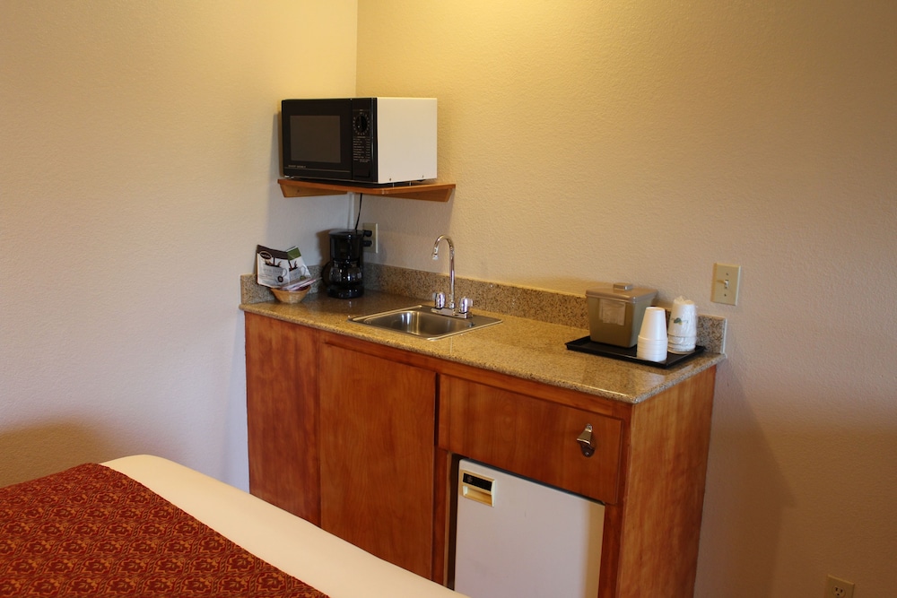 Upper Lake Inn and Suites - photo 11