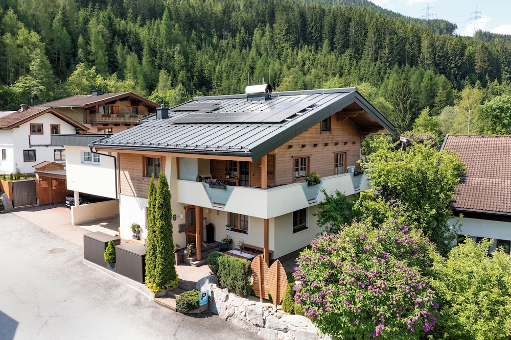 Landhaus Exenberger Ferienwohnung Smaragd — 4-Star Luxury Hotel in Bramberg Am Wildkogel, Austria