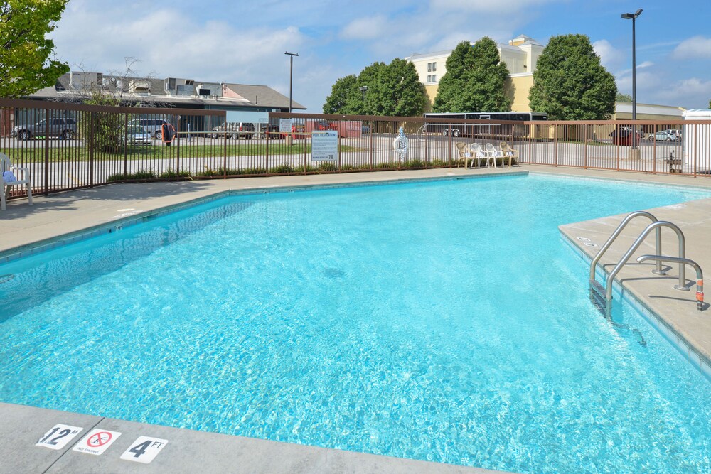 New Victorian Inn & Suites - photo 23