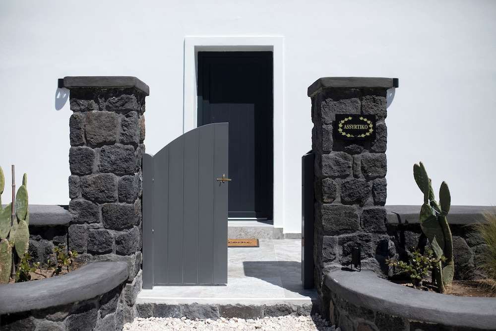 Vinebranch Villas — 4-Star Luxury Hotel in Fira, Greece
