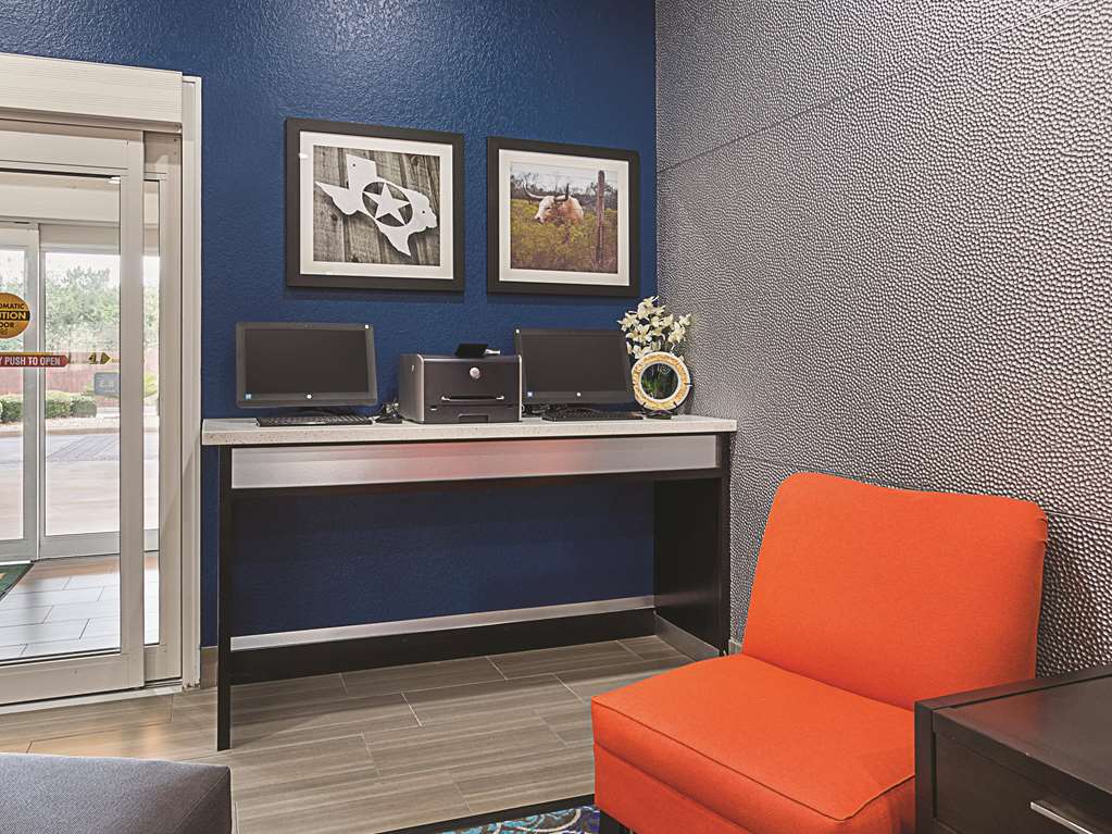 La Quinta Inn & Suites by Wyndham San Antonio Northwest - photo 21