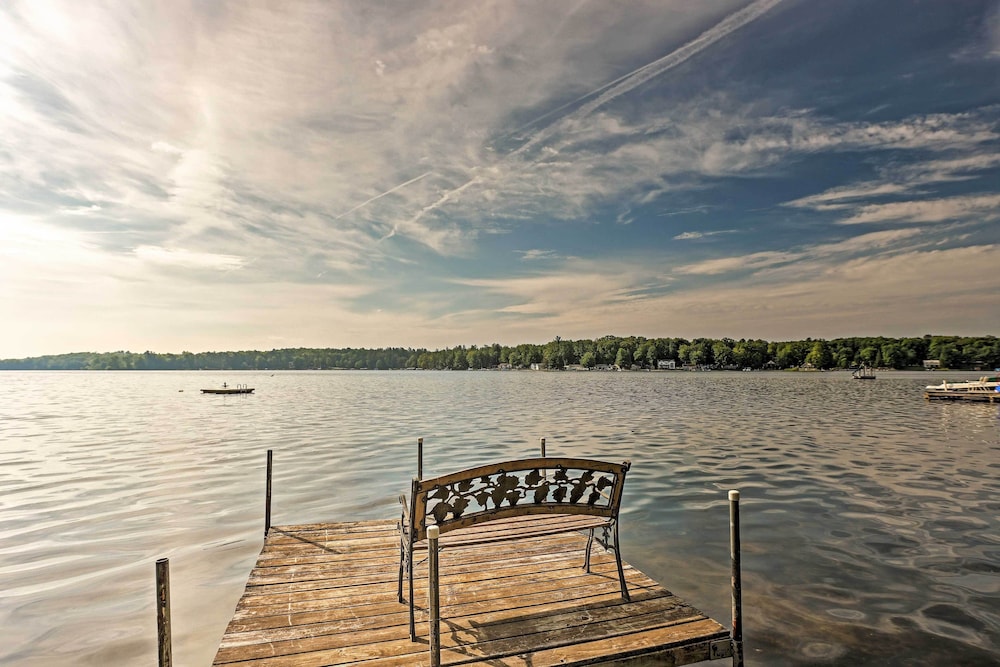 2 Mi to Winery: Le Roy Escape w Fire Pit & Views — hotel in Le Roy