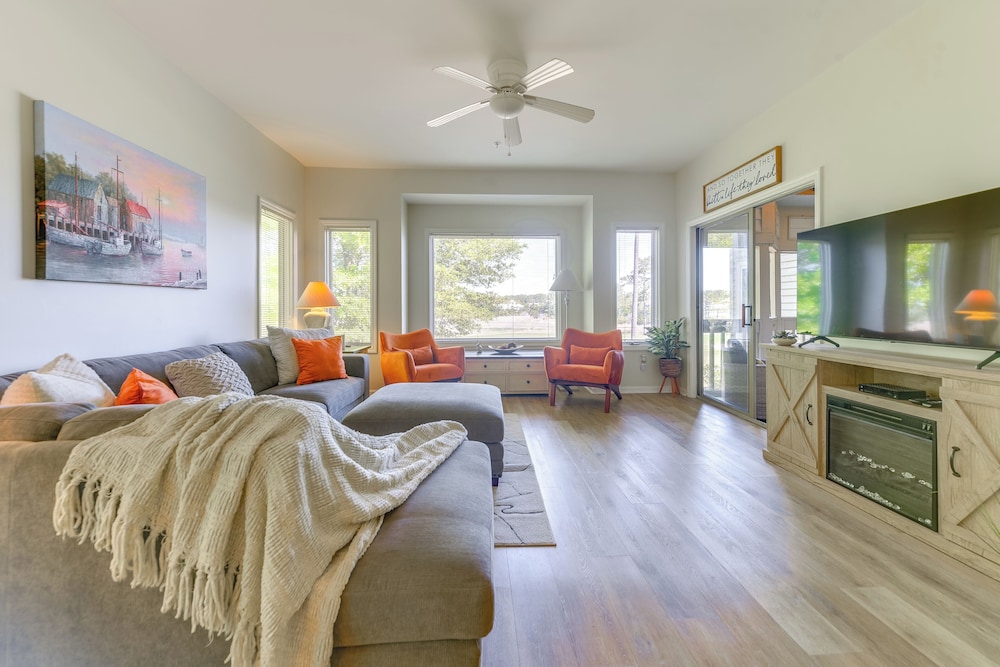 North Myrtle Beach Condo with Golf Course Views — 4-Star Luxury Hotel in North Myrtle Beach, United States